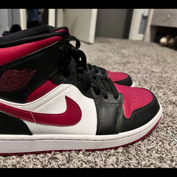 Nike Air Jordan’s low ‘bred toe Chicago’ mids